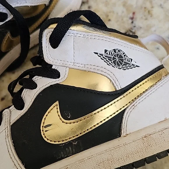 Jordan 1 Mid. Like new! Size 3Y - Picture 3 of 4
